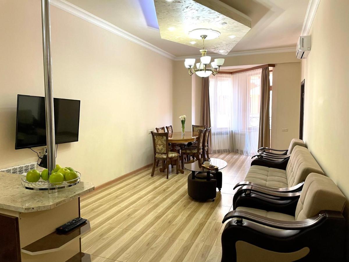 Superior Apt. With Balcony On Aram Street Apartment Yerevan Exterior photo
